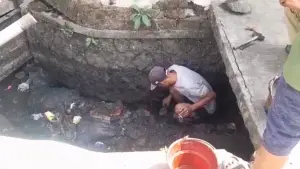 warga RT 2 dan RT 3 RW 02 Kampung Bojong Jagal, Kelurahan Cibadak, Kecamatan Cibadak, Kabupaten Sukabumi, bergotong royong memperbaiki saluran air yang bocor (Sumber: dok warga)