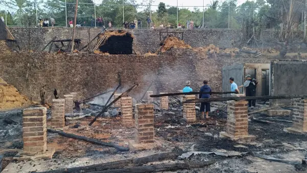 Kebakaran Kasepuhan Ciptamulya Sukabumi, Puing rumah adat, leuit dan simpanan padi (Sumber: sukabumiupdate)