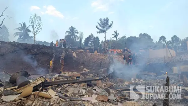 Kondisi pascakebakaran di Kasepuhan Ciptamulya Cisolok Sukabumi. Puluhan rumah warga ludes rata dengan tanah. (Sumber Foto: SU/Ilyas)
