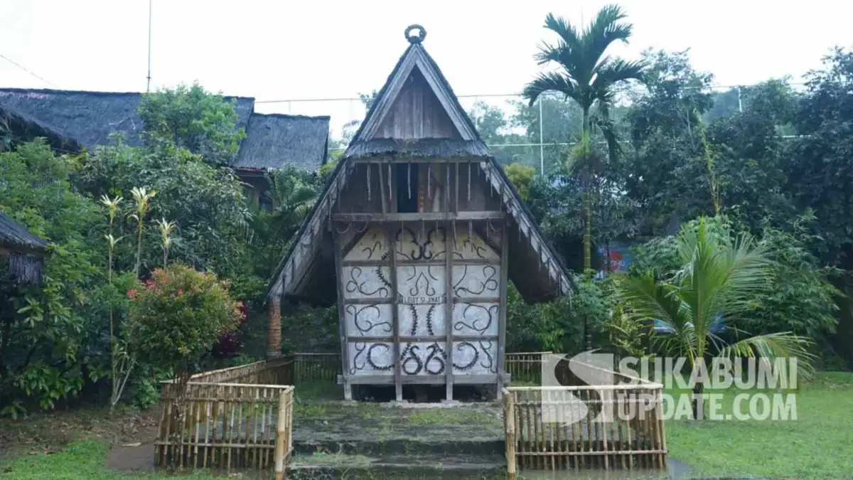 Kondisi Leuit Si Jimat Kasepuhan Ciptamulya yang terletak di dekat Imah Gede. Foto diambil sebelum bencana kebakaran terjadi pada 1 Oktober 2025. | Foto: SU/Denis