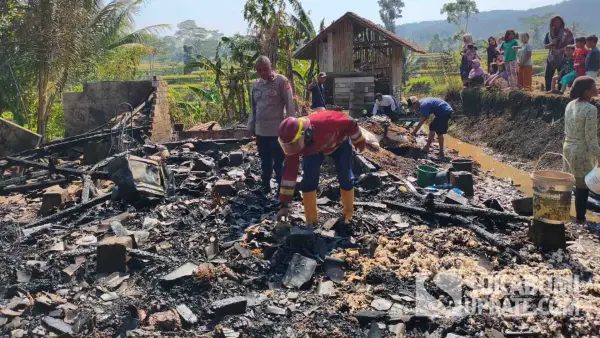 Diduga akibat korsleting listrik, rumah panggung milik lansia di Desa Sukamaju, Kecamatan Cimanggu, Kabupaten Sukabumi, ludes terbakar. (Sumber Foto: Istimewa)