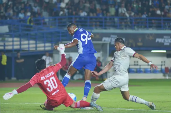 Aksi pemain Persib Bandung Uilliam Baros (jersey biru) saat mencetak gol ke gawang Arema FC di laga perdana Grup A Piala Presiden 2026 (Sumber : persib.co.id)