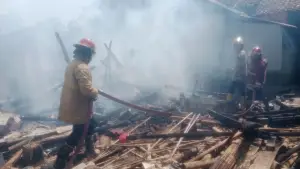 Petugas gabungan saat menangani kebakaran | Foto : dok.p2bk
