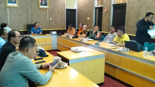 Rapat koordinasi pemulihan prasarana, sarana dan utilitas umum (PSU) paskakebakaran Kasepuhan Ciptamulya di Ruang Rapat Sekretaris Daerah Kabupaten Sukabumi, Minggu (26/7/2026) | Foto : dok.disperkim
