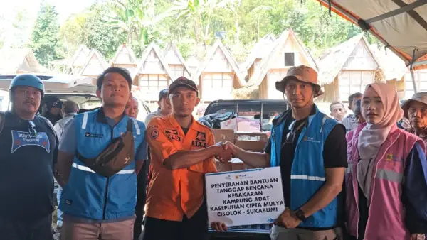PT PLN Indonesia Power UBP Jawa Barat 2 Pelabuhan Ratu saat menyalurkan bantuan bagi korban kebakaran Kampung Adat Kasepuhan Ciptamulya, pada Minggu (26/7/2026) | Foto : dok. PLN IP