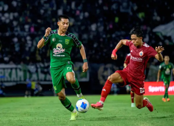 Duel pemain Persebaya dan Persija dalam laga perdana Grup B Piala Presiden 2026 (Sumber : persebaya.id)