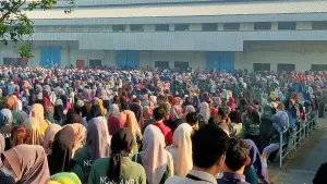 Ribuan buruh PT Sun Suka Abadi di Jalan Raya Cidahu KM 3, Desa Pondokaso Tonggoh, Kecamatan Cidahu, Kabupaten Sukabumi, mogok kerja, Senin (27/7/2026). (Sumber : dok warga)