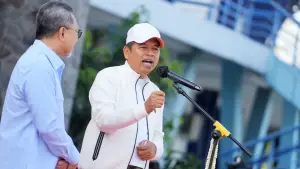 Gubernur Dedi Mulyadi saat memberikan sambutan dalam Apel Siaga Jabar Berseka di Sport Jabar Arcamanik, Kota Bandung, Jumat (24/7/2026). (Sumber Foto: Humas Jabar)