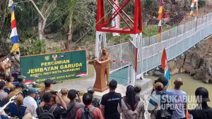Jembatan Gantung Garuda yang menghubungkan Kampung Bojongkoneng dan Kampung Cipanas, Kelurahan Cibadak, Kecamatan Cibadak, Kabupaten Sukabumi, diresmikan Senin (27/7/2026). (Sumber: sukabumiupdate)