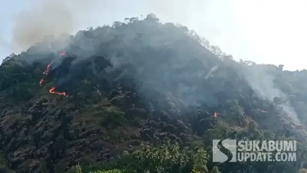Kebakaran melalap puncak Gunung Pangleseran Cisolok Sukabumi, Senin (27/7/2026). (Sumber Foto: Istimewa)