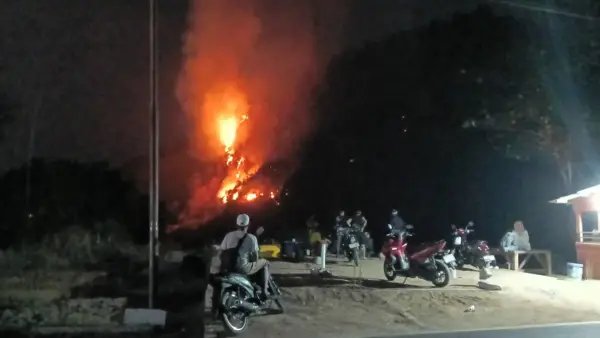 Kebakaran lahan di Gunung Pangleseran atau Puncak Habibie, Desa Pasirbaru, Kecamatan Cisolok, Kabupaten Sukabumi, Senin (27/7/2026) | Foto : dok.warga