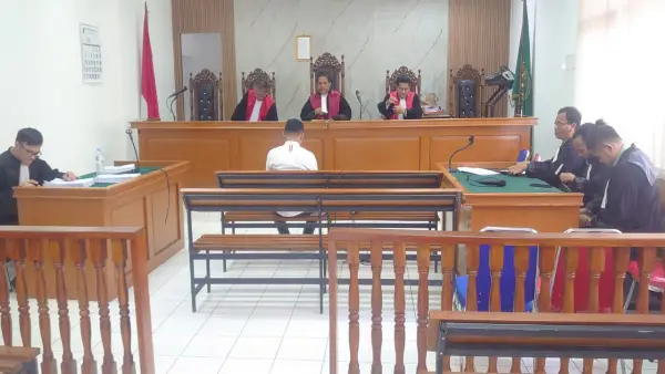 Suasanan persidangan mantan Kades Neglasari, Lengkong, Kabupaten Sukabumi di pengadilan negeri Bandung, pada Senin (27/7/2026) | Foto : dok.warga