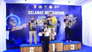 Wakapolres Sukabumi Kota, Kompol Fajri Anbiyaa saat menaiki podium 3 dalam kejuaraan Kapolri Cup Shooting Championship 2026. (Sumber : Istimewa.).