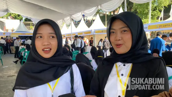 Bunga Satiani Amalia (kiri) dan Nuranti (Kanan). Percari kerja asal Cianjur | Foto : Asep Awaludin
