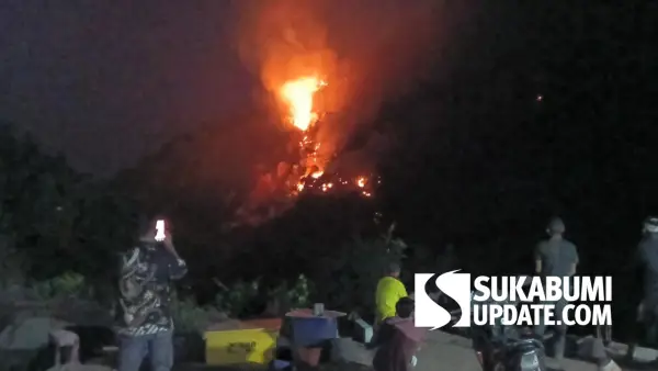 Kebakaran lahan di Gunung Pangleseran atau Puncak Habibie, Desa Pasirbaru, Kecamatan Cisolok, Kabupaten Sukabumi, Senin (27/7/2026). (Sumber Foto: Dok. Warga)