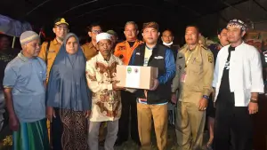Wabup Sukabumi Andreas didampingi Kadisdukcapil, Kadinsos, Kalak BPBD hingga Camat saat menyalurkan bantuan kepada penyintas kebakaran di Kasepuhan Ciptamulya. (Sumber Foto: Diskominfosan)