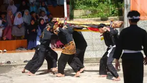 Kesenian tradisional Lisung Ngamuk ditampilkan para santri Pondok Pesantren Dzikir Al-Fath, Kota Sukabumi. (Sumber Foto: Dokpim Pemkot Sukabumi)