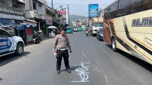Petugas Unit Gakkum Satlantas Polres Sukabumi tandai titik kecelakaan maut motor dan colt bogor di Cibadak (Sumber: dok gakkum)