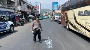 Petugas Unit Gakkum Satlantas Polres Sukabumi tandai titik kecelakaan maut motor dan colt bogor di Cibadak (Sumber: dok gakkum)