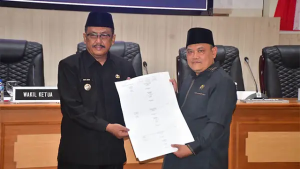 Bupati Sukabumi Asep Japar (kiri) saat Rapat Paripurna DPRD Kabupaten Sukabumi di Gedung DPRD, Selasa (28/7/2026). (Sumber : Istimewa.).