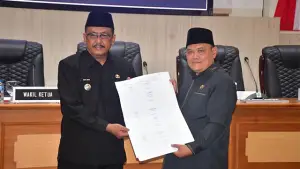 Bupati Sukabumi Asep Japar (kiri) saat Rapat Paripurna DPRD Kabupaten Sukabumi di Gedung DPRD, Selasa (28/7/2026). (Sumber : Istimewa.).