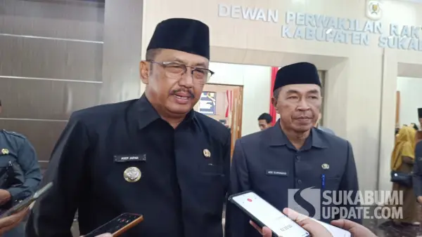 Bupati Sukabumi Asep Japar didamping Sekda Ade Suryaman saat wawancara | Foto : Ilyas Supendi