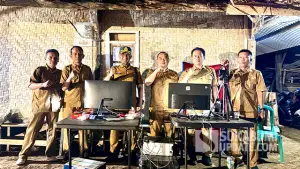 UPTD Dukcapil Palabuhanratu membuka layanan jemput bola bagi warga terdampak kebakaran di Kampung Adat Kasepuhan Ciptamulya. (Sumber : SU/Ilyas).