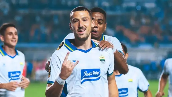 Selebrasi Balsa Sekulic setelah berhasil mencetak gol ke gawang DPMM FC sekaligus memberikan kemenangan untuk Persib Bandung (Sumber: Instagram/@persib)