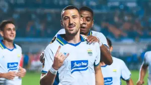 Selebrasi Balsa Sekulic setelah berhasil mencetak gol ke gawang DPMM FC sekaligus memberikan kemenangan untuk Persib Bandung (Sumber: Instagram/@persib)