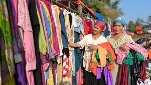 Penyintas kebakaran Kasepuhan Ciptamulya Cisolok Sukabumi saat memilih pakaian bantuan yang telah ditata relawan menggunakan gantungan baju di Posko bantuan, Rabu (29/7/2026). (Sumber Foto: Dok. Relawan Desa Wisata Hanjeli)