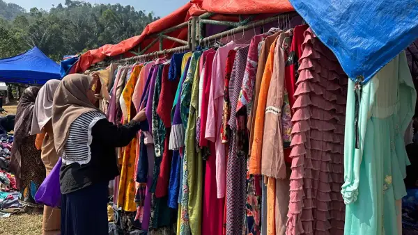 Penyintas kebakaran Kasepuhan Ciptamulya Cisolok Sukabumi saat memilih pakaian bantuan yang telah ditata relawan menggunakan hanger di posko bantuan, Rabu (29/7/2026). (Sumber Foto: Dok. Relawan Desa Wisata Hanjeli)