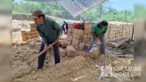 Dua pengrajin batu cadas di Desa Boregah Indah, Kecamatan Cimanggu, Kabupaten Sukabumi, memahat dan membentuk batu fondasi secara manual menggunakan alat sederhana. (Sumber Foto: SU/Ragil)