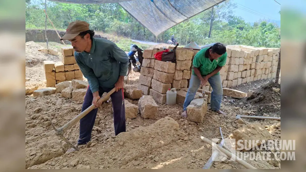 Mengintip Ketangguhan Pengrajin Batu Cadas Sukabumi yang Masih Pahat Fondasi Rumah Secara Manual