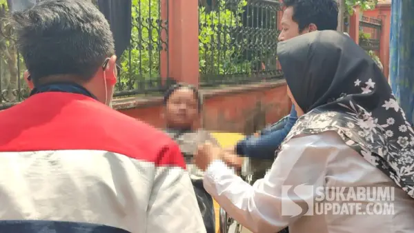Kepala SDN Bojongkoneng bersama tenaga kesehatan Puskesmas Sekarwangi mendatangi rumah sejumlah siswa yang masih mengalami keluhan kesehatan usai mengkonsumsi MBG, Rabu (29/7/2026). (Sumber : sukabumiupdate)