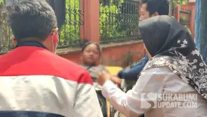 Kepala SDN Bojongkoneng bersama tenaga kesehatan Puskesmas Sekarwangi mendatangi rumah sejumlah siswa yang masih mengalami keluhan kesehatan usai mengkonsumsi MBG, Rabu (29/7/2026). (Sumber : sukabumiupdate)