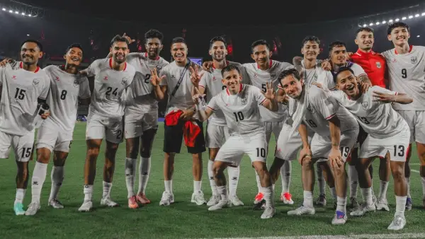 Para pemain Timnas Indonesia tengah melakukan foto bersama setelah laga perdana Piala AFF 2026 (Sumber: Instagram/@_mitchell.baker)
