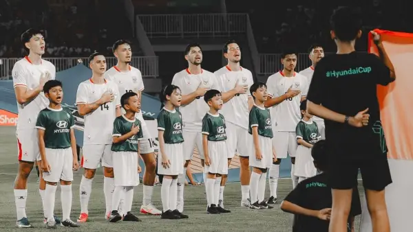 Para pemain Timnas Indonesia tengah menyanyikan lagu kebangsaan di laga perdana Piala AFF 2026 (Sumber: Instagram/@_mitchell.baker)