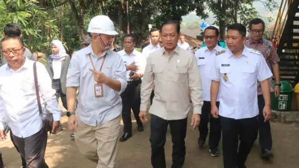Wamenko Bidang Pangan RI, Hanif Faisol Nurofiq didampingi Wabup Sukabumi Andreas saat meninjau fasilitas RDF TPA Cimenteng. (Sumber : Diskominfosan Kab. Sukabumi)