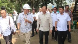 Wamenko Bidang Pangan RI, Hanif Faisol Nurofiq didampingi Wabup Sukabumi Andreas saat meninjau fasilitas RDF TPA Cimenteng. (Sumber : Diskominfosan Kab. Sukabumi)