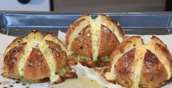 Garlic Bread Korea, Roti Garing dan Lembut Beraroma Khas yang Menggoda (Sumber : Youtube | Devina Hermawan)