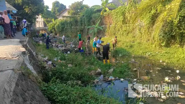 Warga RW 19 Kampung Majlis Palabuhanratu bergotong royong membersihkan Sungai Cipanyairan, Kamis (30/7/2026). (Sumber Foto: SU/Ilyas)