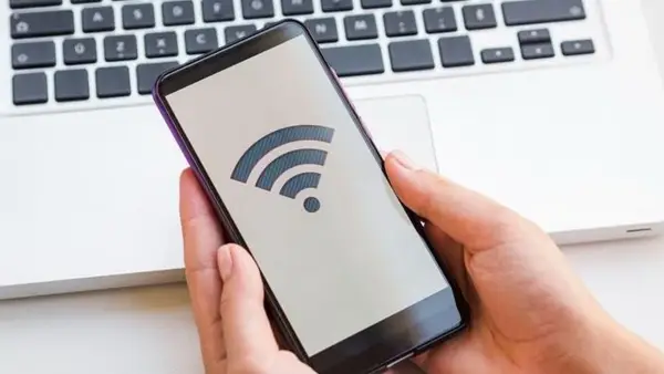 Ilustrasi jaringan internet di Ponsel. (Sumber Foto: Freepik)