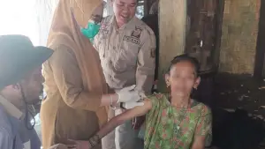 Nuraeni saat disuntik obat penenang oleh pihak Puskesmas Waluran Sukabumi pascainsiden penyiraman air panas kepada keponakannya. (Sumber Foto: Istimewa)
