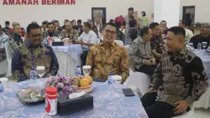 Bupati Sukabumi Asep Japar dan Wabup Andreas saat satu meja dengan Kapolres Sukabumi yang baru AKBP Benny Cahyadi dalam acara kenal pamit. (Sumber : Diskominfosan Kab. Sukabumi)