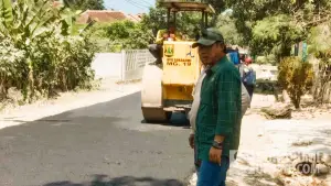 Anggota DPRD Kabupaten Sukabumi, Dadang Hermawan, saat meninjau langsung proses perbaikan jalan kabupaten ruas Cikangkung–Cijoho. (Sumber Foto: SU/Ragil)