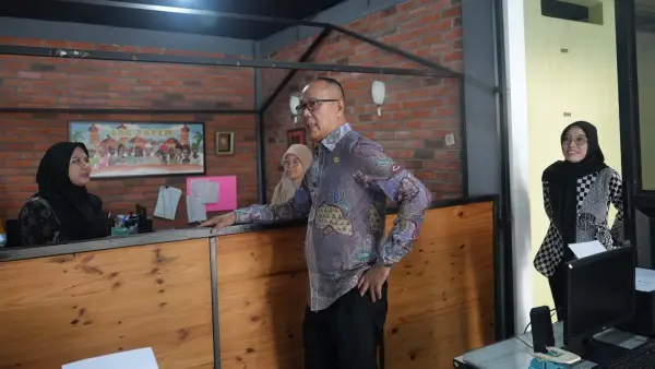Wali Kota Sukabumi Ayep Zaki saat sidak ke sejumlah ruang kerja ASN di lingkungan Setda Kota Sukabumi, Kamis (30/7/2026). (Sumber Foto: Dokpim Pemkot Sukabumi)