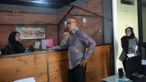 Wali Kota Sukabumi Ayep Zaki saat sidak ke sejumlah ruang kerja ASN di lingkungan Setda Kota Sukabumi, Kamis (30/7/2026). (Sumber Foto: Dokpim Pemkot Sukabumi)