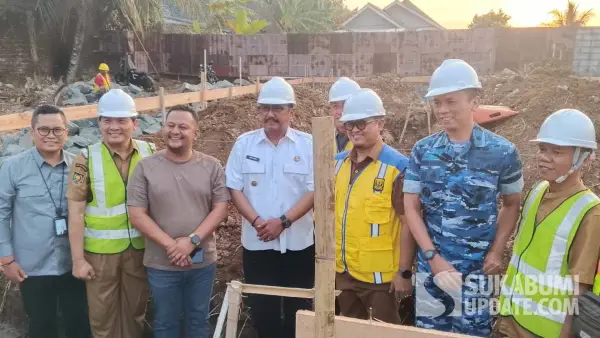 Peletakan batu pertama pembangunan Kantor Kecamatan Surade oleh Bupati Sukabumi Asep Japar didampingi Kadis Perkim Sendi Apriadi. (Sumber Foto: SU/Ragil)
