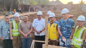Peletakan batu pertama pembangunan Kantor Kecamatan Surade oleh Bupati Sukabumi Asep Japar didampingi Kadis Perkim Sendi Apriadi. (Sumber Foto: SU/Ragil)