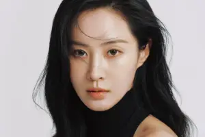 Yuri Girls Generation Tinggalkan SM Entertainment Setelah 19 Tahun Bersama (Sumber : X/@soompi)